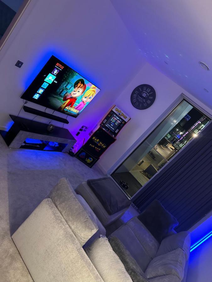 Luxury 1 Bedroom Media City Apartment *